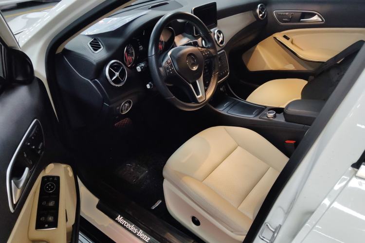 Used Mercedes-Benz GLA 2015 GLA 220 4MATIC Luxury Model Driver Seat
