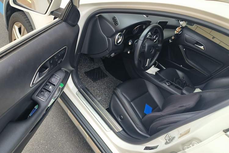 Used Mercedes-Benz GLA 2015 GLA 200 Sport Edition Driver Seat
