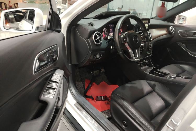 Used Mercedes-Benz GLA 2015 GLA 260 4MATIC Sport Edition Driver Seat