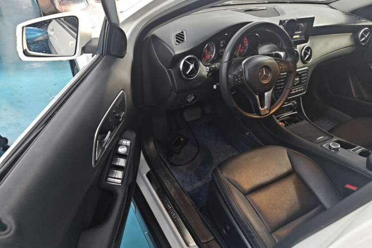 Used Mercedes-Benz GLA 2015 GLA 200 Sport Edition Driver Seat