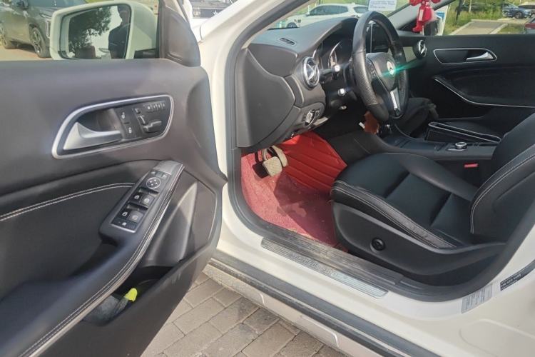 Used Mercedes-Benz GLA 2015 GLA 200 Sport Edition Driver Seat