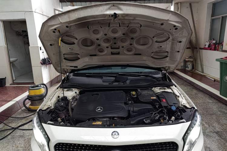 Used Mercedes-Benz GLA 2015 GLA 220 4MATIC Fashion Model Engine Bay