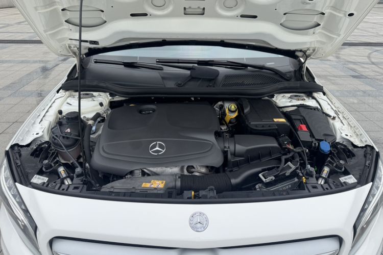 Used Mercedes-Benz GLA 2015 GLA 220 4MATIC Fashion Model Engine Bay
