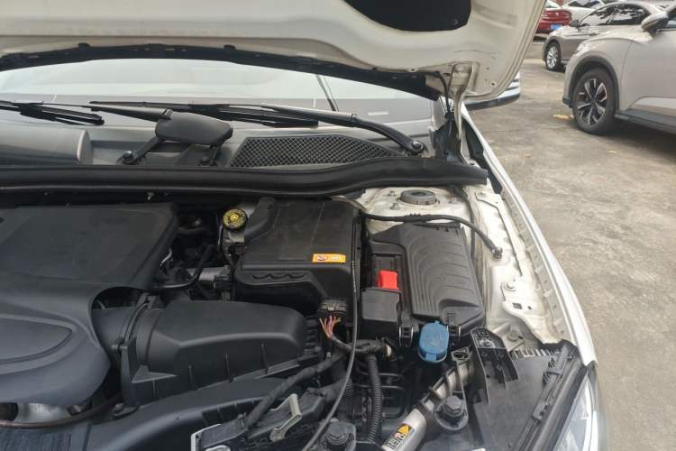 Used Mercedes-Benz GLA 2015 GLA 220 4MATIC Fashion Model Engine Bay Left