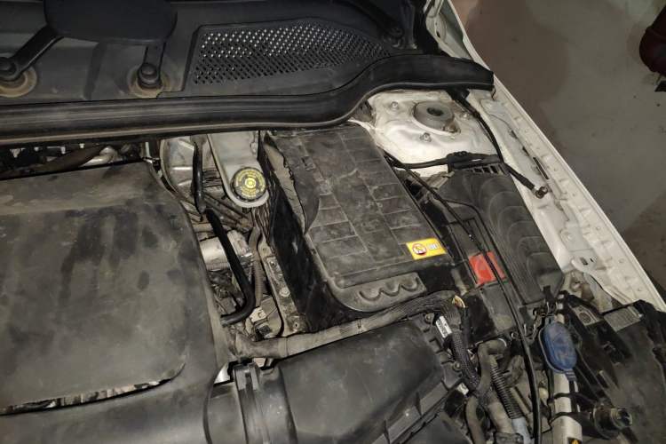 Used Mercedes-Benz GLA 2015 GLA 220 4MATIC Luxury Model Engine Bay Left