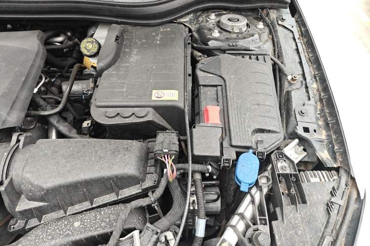 Used Mercedes-Benz GLA 2015 GLA 220 4MATIC Luxury Model Engine Bay Left