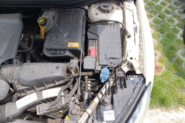 Used Mercedes-Benz GLA 2015 GLA 220 4MATIC Luxury Model Engine Bay Left