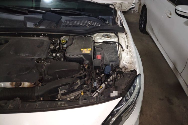 Used Mercedes-Benz GLA 2015 GLA 220 4MATIC Fashion Model Engine Bay Left