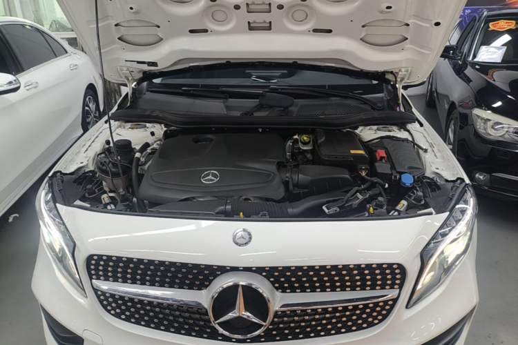Used Mercedes-Benz GLA 2015 GLA 220 4MATIC Fashion Model Engine Bay
