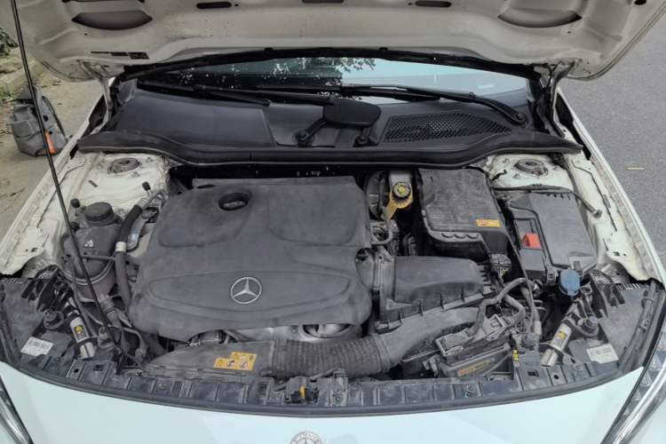 Used Mercedes-Benz GLA 2015 GLA 220 4MATIC Luxury Model Engine Bay