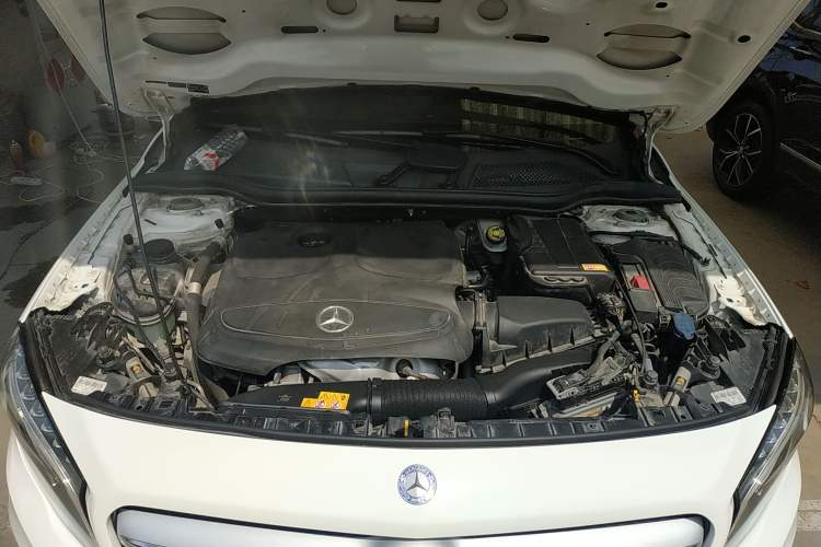 Used Mercedes-Benz GLA 2015 GLA 220 4MATIC Fashion Model Engine Bay