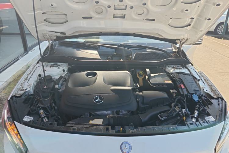 Used Mercedes-Benz GLA 2015 GLA 220 4MATIC Fashion Model Engine Bay