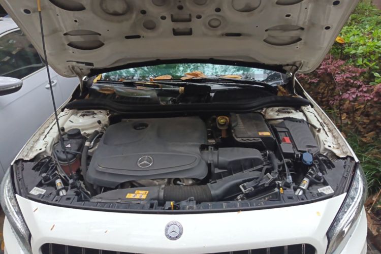 Used Mercedes-Benz GLA 2015 GLA 220 4MATIC Fashion Model Engine Bay