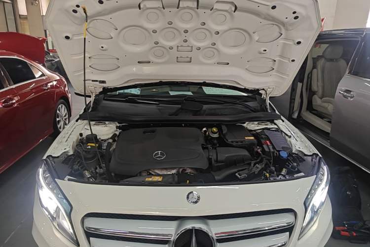 Used Mercedes-Benz GLA 2015 GLA 220 4MATIC Fashion Model Engine Bay