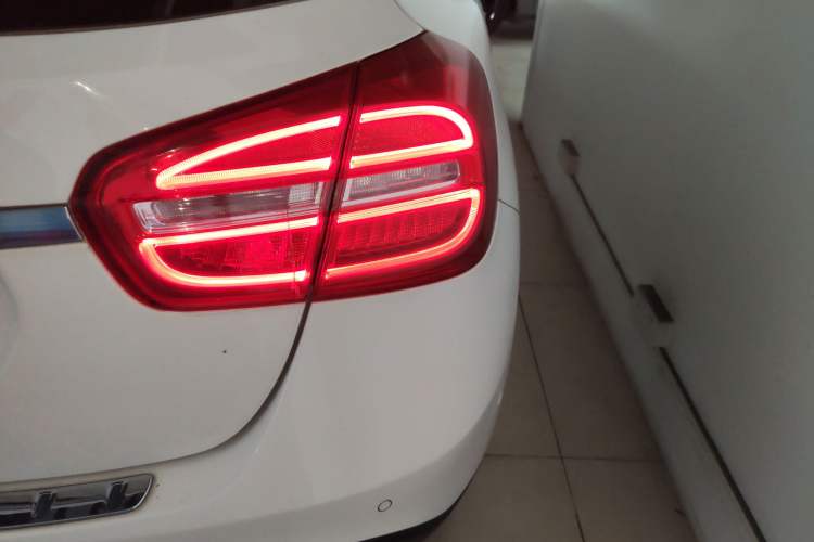 Used Mercedes-Benz GLA 2015 GLA 220 4MATIC Luxury Model Exterior 2