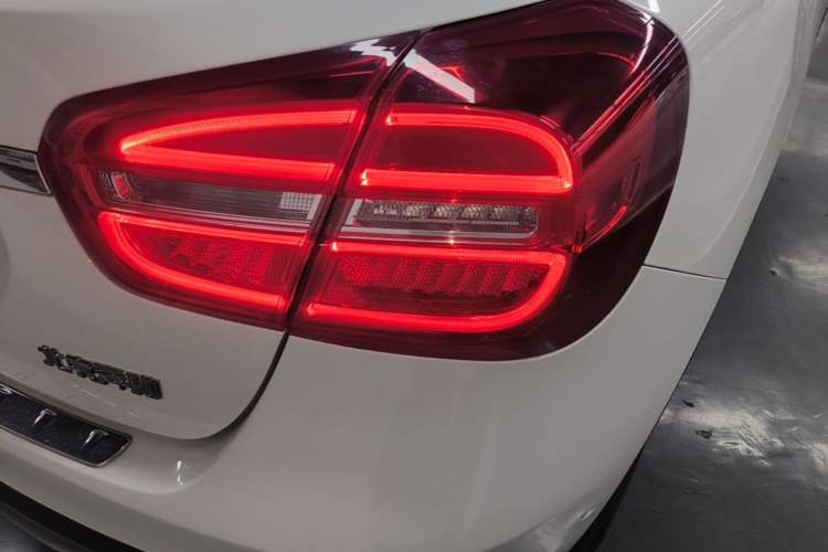 Used Mercedes-Benz GLA 2015 GLA 220 4MATIC Fashion Model Exterior 3