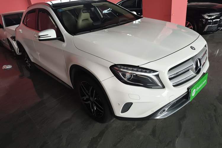 Used Mercedes-Benz GLA 2015 GLA 220 4MATIC Fashion Model Front Right 45 Deg