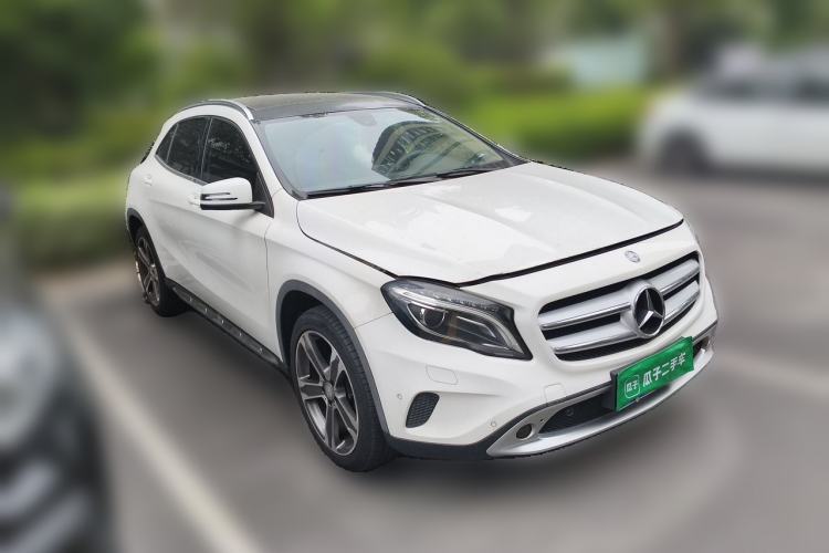 Used Mercedes-Benz GLA 2015 GLA 220 4MATIC Luxury Model Front Right 45 Deg