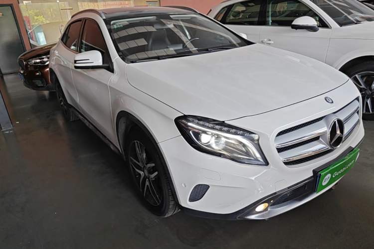 Used Mercedes-Benz GLA 2015 GLA 200 Fashion Model Front Right 45 Deg