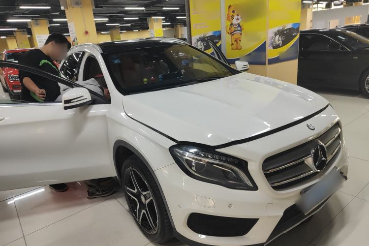 Used Mercedes-Benz GLA 2015 GLA 220 4MATIC Luxury Model Front Right 45 Deg
