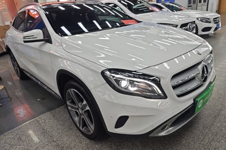 Used Mercedes-Benz GLA 2015 GLA 220 4MATIC Luxury Model Front Right 45 Deg