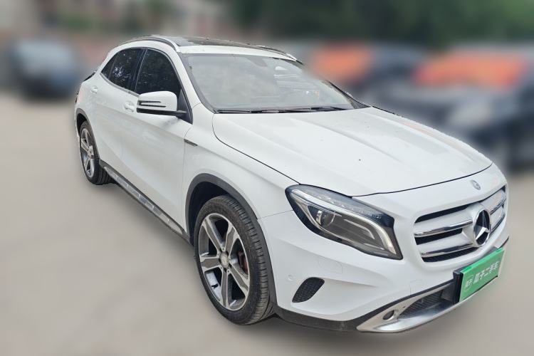 Used Mercedes-Benz GLA 2015 GLA 220 4MATIC Luxury Model Front Right 45 Deg