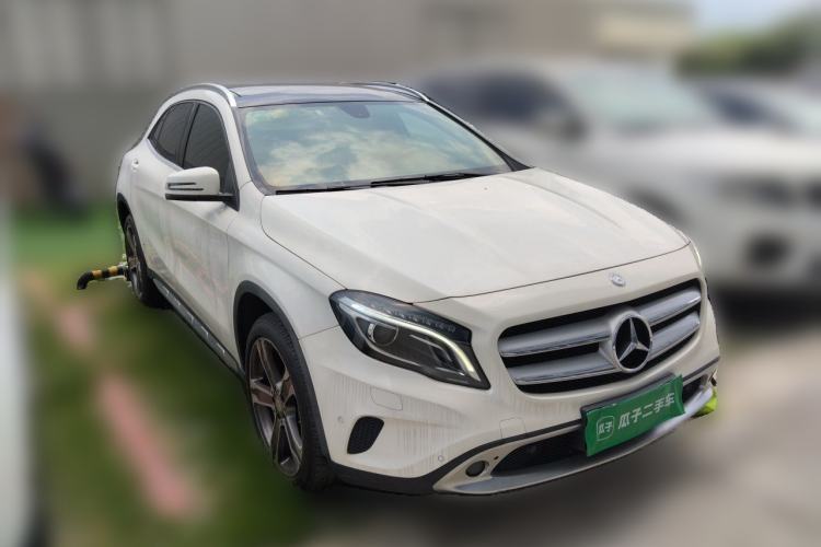Used Mercedes-Benz GLA 2015 GLA 220 4MATIC Luxury Model Front Right 45 Deg