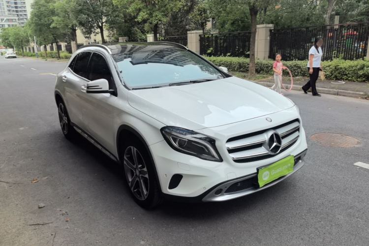 Used Mercedes-Benz GLA 2015 GLA 220 4MATIC Luxury Model Front Right 45 Deg