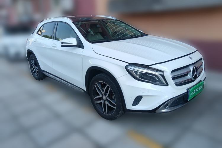 Used Mercedes-Benz GLA 2015 GLA 220 4MATIC Fashion Model Front Right 45 Deg