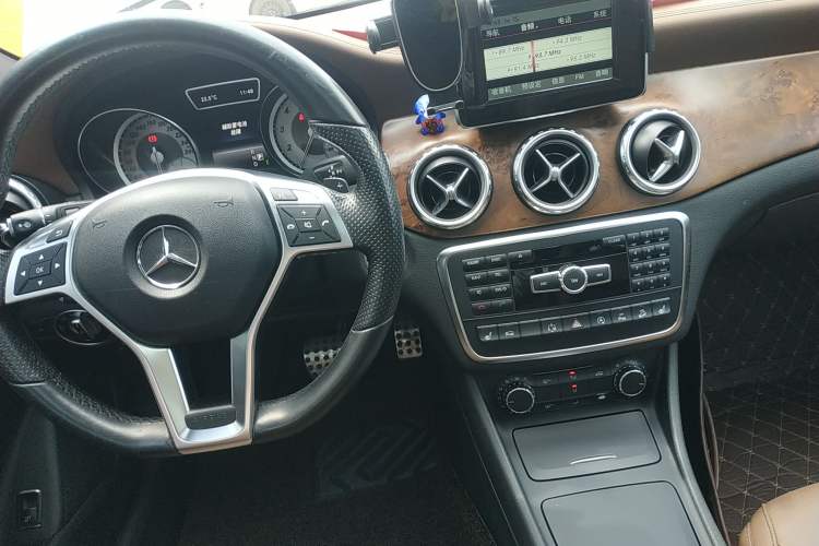 Used Mercedes-Benz GLA 2015 GLA 260 4MATIC Sport Edition Gear Lever