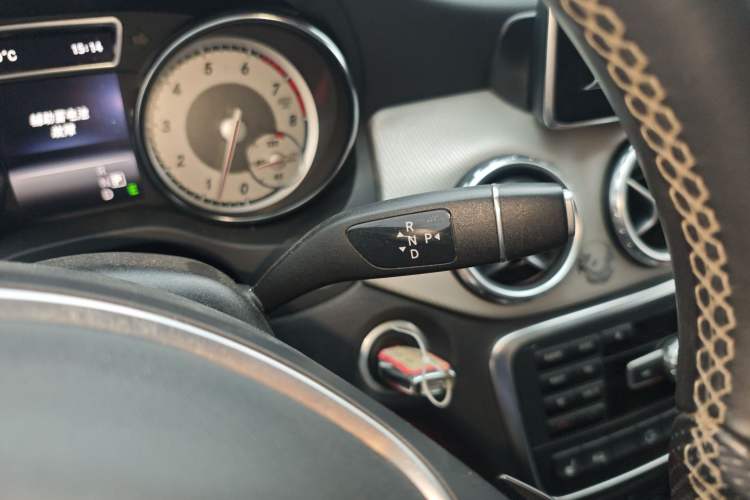 Used Mercedes-Benz GLA 2015 GLA 220 4MATIC Fashion Model Gear Lever