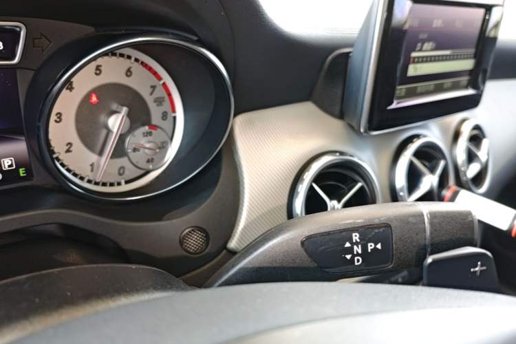 Used Mercedes-Benz GLA 2015 GLA 220 4MATIC Fashion Model Gear Lever