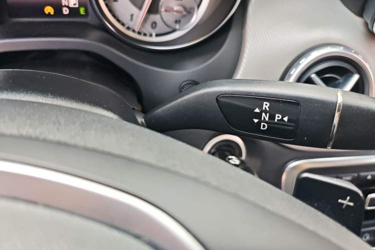 Used Mercedes-Benz GLA 2015 GLA 220 4MATIC Fashion Model Gear Lever