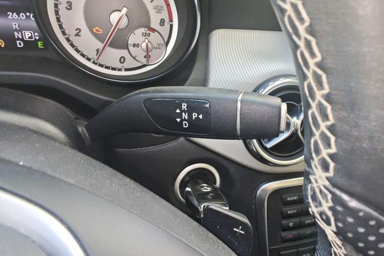 Used Mercedes-Benz GLA 2015 GLA 220 4MATIC Fashion Model Gear Lever