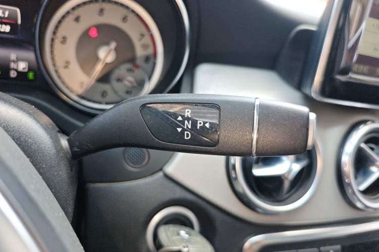 Used Mercedes-Benz GLA 2015 GLA 220 4MATIC Fashion Model Gear Lever
