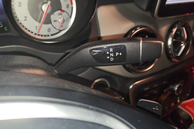 Used Mercedes-Benz GLA 2015 GLA 220 4MATIC Luxury Model Gear Lever