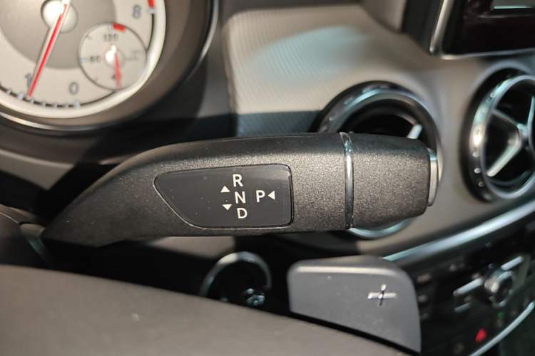 Used Mercedes-Benz GLA 2015 GLA 220 4MATIC Fashion Model Gear Lever