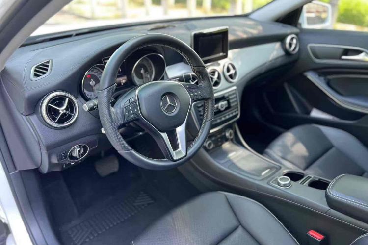 Used Mercedes-Benz GLA 2015 GLA 220 4MATIC Fashion Model Interior 1
