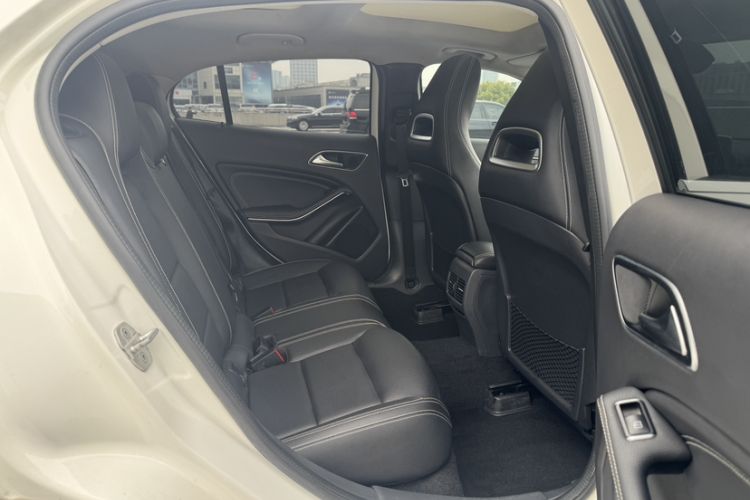 Used Mercedes-Benz GLA 2015 GLA 220 4MATIC Fashion Model Interior 1
