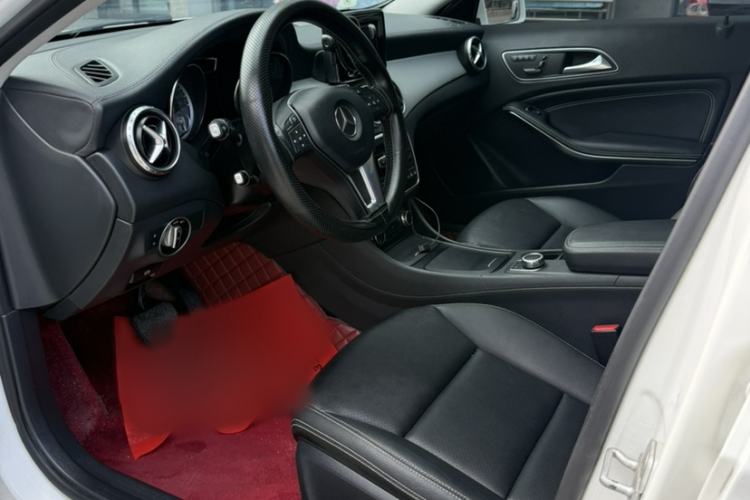 Used Mercedes-Benz GLA 2015 GLA 220 4MATIC Luxury Model Interior 1