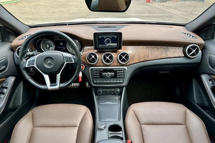 Used Mercedes-Benz GLA 2015 GLA 260 4MATIC Interior 1