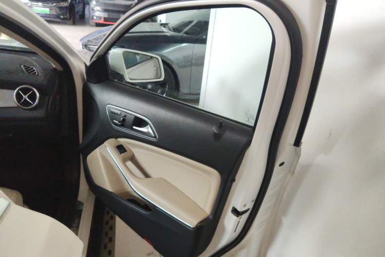 Used Mercedes-Benz GLA 2015 GLA 220 4MATIC Luxury Model Interior 2