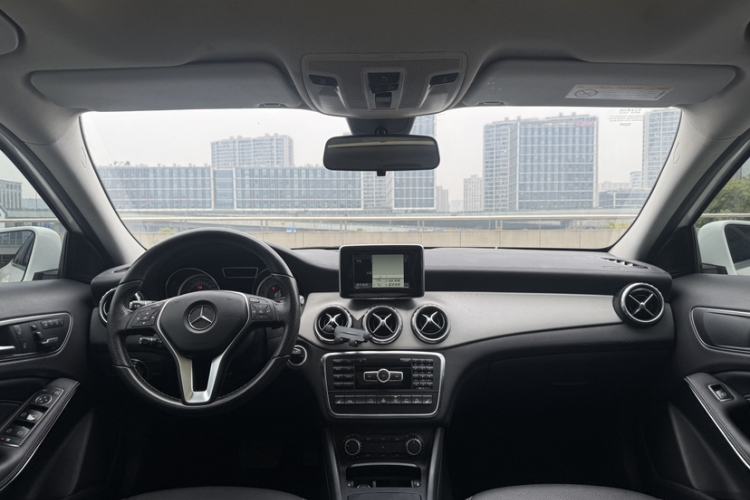 Used Mercedes-Benz GLA 2015 GLA 220 4MATIC Fashion Model Interior 2