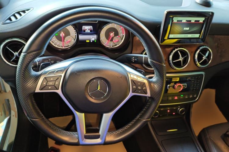 Used Mercedes-Benz GLA 2015 GLA 260 4MATIC Interior 2
