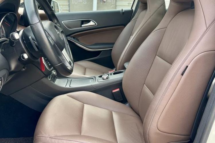 Used Mercedes-Benz GLA 2015 GLA 260 4MATIC Interior 2