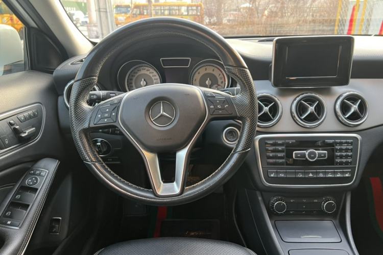 Used Mercedes-Benz GLA 2015 GLA 220 4MATIC Luxury Model Interior 2