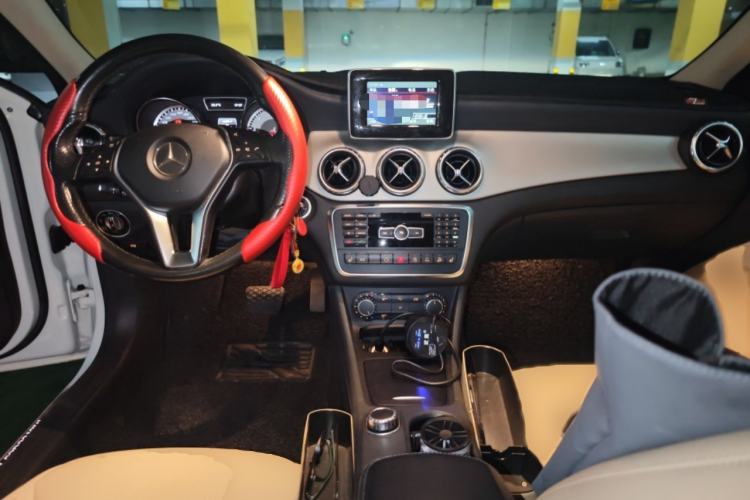 Used Mercedes-Benz GLA 2015 GLA 220 4MATIC Fashion Model Interior 2