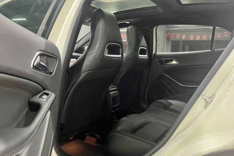 Used Mercedes-Benz GLA 2015 GLA 260 4MATIC Interior 3
