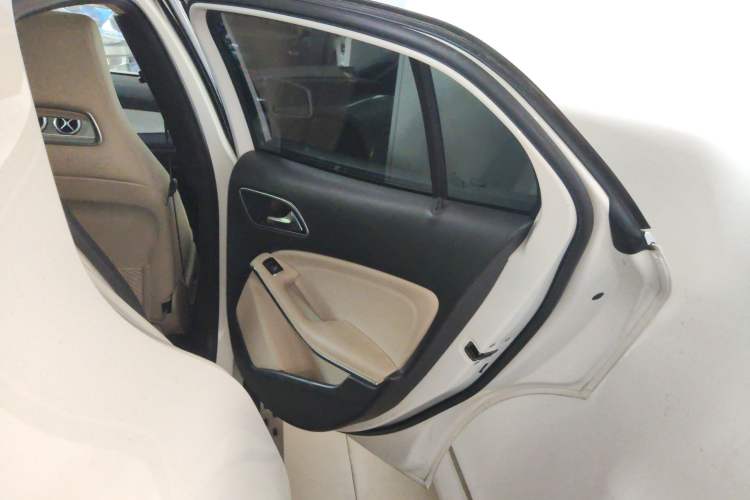 Used Mercedes-Benz GLA 2015 GLA 220 4MATIC Luxury Model Interior 3