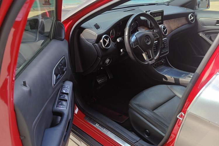 Used Mercedes-Benz GLA 2015 GLA 260 4MATIC Interior 3